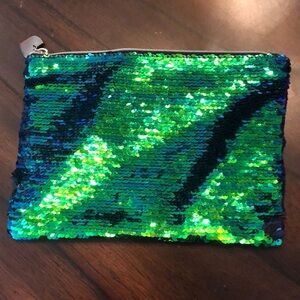 🧜🏼‍♀️Mugler Sequins 🐠 fabric small zipper close heart charm pull cosmetic bag